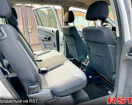 Серый Опель Зафира, объемом двигателя 1.6 л и пробегом 230 тыс. км за 5200 $, фото 2 на Automoto.ua