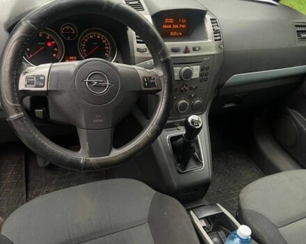Серый Опель Зафира, объемом двигателя 1.6 л и пробегом 350 тыс. км за 3513 $, фото 4 на Automoto.ua