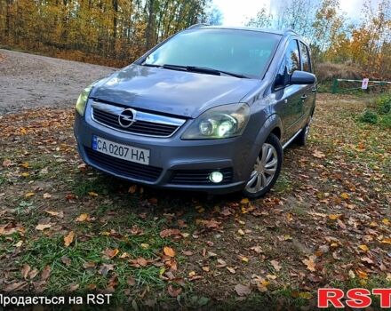 Серый Опель Зафира, объемом двигателя 1.9 л и пробегом 361 тыс. км за 4200 $, фото 4 на Automoto.ua