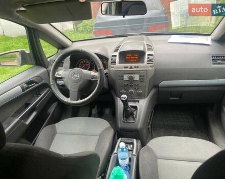 Серый Опель Зафира, объемом двигателя 1.6 л и пробегом 350 тыс. км за 3513 $, фото 4 на Automoto.ua