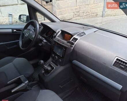 Серый Опель Зафира, объемом двигателя 1.9 л и пробегом 284 тыс. км за 4900 $, фото 2 на Automoto.ua