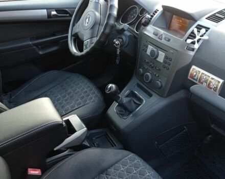 Серый Опель Зафира, объемом двигателя 1.6 л и пробегом 208 тыс. км за 5200 $, фото 3 на Automoto.ua