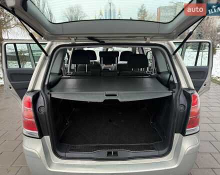 Серый Опель Зафира, объемом двигателя 1.8 л и пробегом 169 тыс. км за 6400 $, фото 9 на Automoto.ua