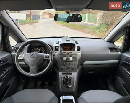 Серый Опель Зафира, объемом двигателя 1.8 л и пробегом 196 тыс. км за 5490 $, фото 3 на Automoto.ua