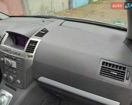 Серый Опель Зафира, объемом двигателя 1.8 л и пробегом 188 тыс. км за 6350 $, фото 33 на Automoto.ua