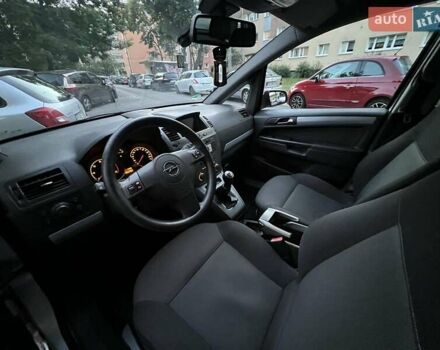 Серый Опель Зафира, объемом двигателя 1.9 л и пробегом 270 тыс. км за 6000 $, фото 7 на Automoto.ua