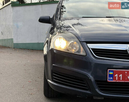 Серый Опель Зафира, объемом двигателя 1.8 л и пробегом 196 тыс. км за 5490 $, фото 2 на Automoto.ua