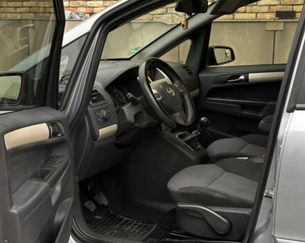 Серый Опель Зафира, объемом двигателя 1.69 л и пробегом 280 тыс. км за 4200 $, фото 20 на Automoto.ua