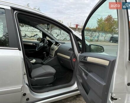 Серый Опель Зафира, объемом двигателя 1.6 л и пробегом 249 тыс. км за 6150 $, фото 6 на Automoto.ua