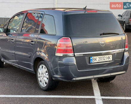 Серый Опель Зафира, объемом двигателя 1.9 л и пробегом 300 тыс. км за 6199 $, фото 3 на Automoto.ua