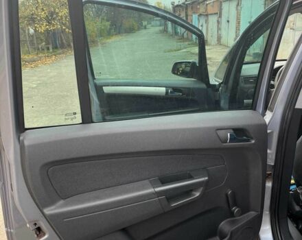 Серый Опель Зафира, объемом двигателя 1.6 л и пробегом 140 тыс. км за 7620 $, фото 13 на Automoto.ua