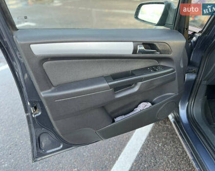 Серый Опель Зафира, объемом двигателя 1.9 л и пробегом 300 тыс. км за 6199 $, фото 6 на Automoto.ua