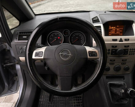 Серый Опель Зафира, объемом двигателя 1.69 л и пробегом 280 тыс. км за 4200 $, фото 23 на Automoto.ua