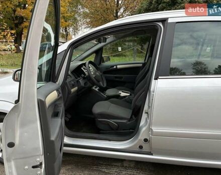 Серый Опель Зафира, объемом двигателя 1.6 л и пробегом 249 тыс. км за 6150 $, фото 9 на Automoto.ua