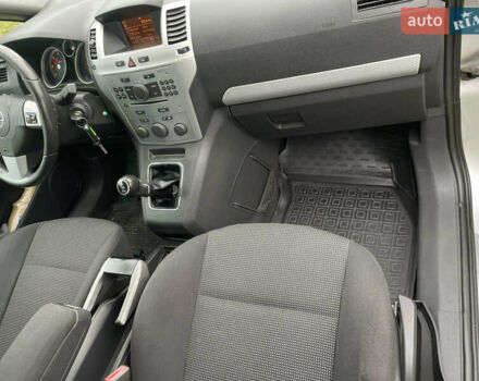 Серый Опель Зафира, объемом двигателя 1.9 л и пробегом 270 тыс. км за 5800 $, фото 16 на Automoto.ua