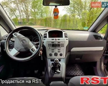 Серый Опель Зафира, объемом двигателя 1.6 л и пробегом 204 тыс. км за 7500 $, фото 3 на Automoto.ua