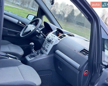 Серый Опель Зафира, объемом двигателя 1.6 л и пробегом 181 тыс. км за 6500 $, фото 69 на Automoto.ua