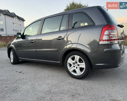 Серый Опель Зафира, объемом двигателя 1.9 л и пробегом 254 тыс. км за 7700 $, фото 4 на Automoto.ua