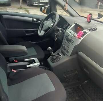 Серый Опель Зафира, объемом двигателя 1.7 л и пробегом 225 тыс. км за 6800 $, фото 5 на Automoto.ua