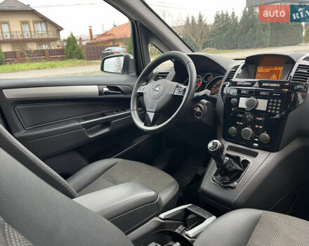 Серый Опель Зафира, объемом двигателя 1.7 л и пробегом 222 тыс. км за 6600 $, фото 2 на Automoto.ua