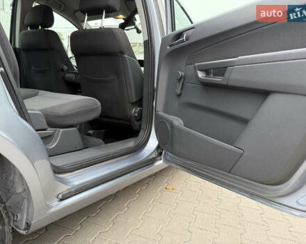 Серый Опель Зафира, объемом двигателя 1.6 л и пробегом 290 тыс. км за 5750 $, фото 41 на Automoto.ua