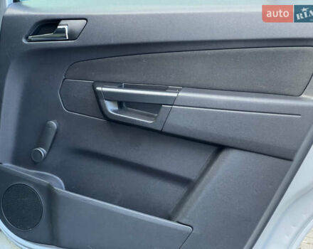 Серый Опель Зафира, объемом двигателя 1.69 л и пробегом 290 тыс. км за 6250 $, фото 61 на Automoto.ua