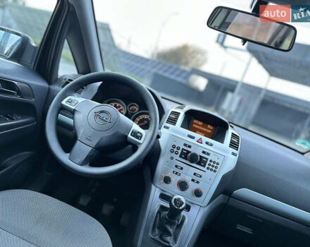 Серый Опель Зафира, объемом двигателя 1.6 л и пробегом 181 тыс. км за 6500 $, фото 3 на Automoto.ua