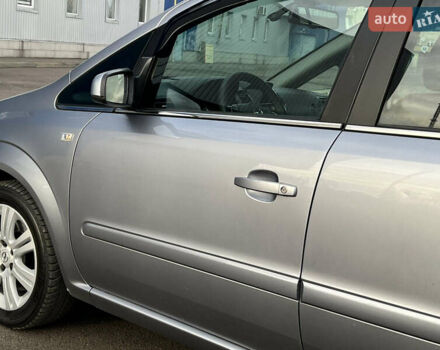 Серый Опель Зафира, объемом двигателя 1.7 л и пробегом 242 тыс. км за 6399 $, фото 9 на Automoto.ua