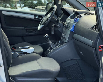 Серый Опель Зафира, объемом двигателя 1.69 л и пробегом 290 тыс. км за 6250 $, фото 39 на Automoto.ua