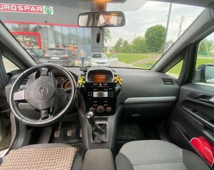 Серый Опель Зафира, объемом двигателя 1.6 л и пробегом 179 тыс. км за 7200 $, фото 1 на Automoto.ua