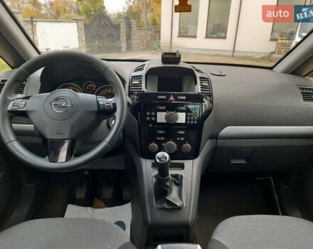 Серый Опель Зафира, объемом двигателя 1.7 л и пробегом 180 тыс. км за 8300 $, фото 11 на Automoto.ua