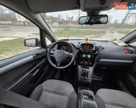 Серый Опель Зафира, объемом двигателя 1.69 л и пробегом 311 тыс. км за 6400 $, фото 3 на Automoto.ua