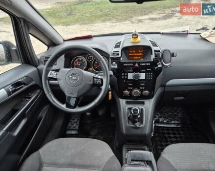 Серый Опель Зафира, объемом двигателя 1.69 л и пробегом 311 тыс. км за 6400 $, фото 5 на Automoto.ua