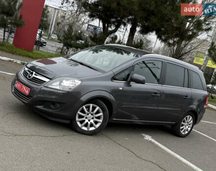Серый Опель Зафира, объемом двигателя 1.8 л и пробегом 198 тыс. км за 7999 $, фото 1 на Automoto.ua