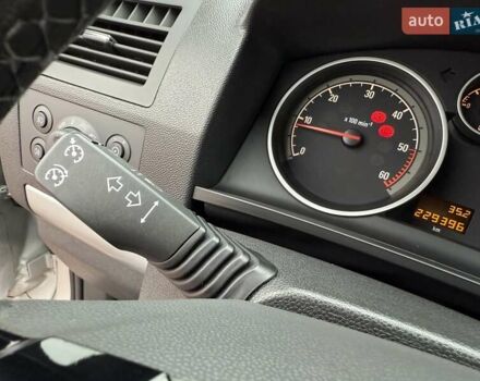 Серый Опель Зафира, объемом двигателя 1.7 л и пробегом 229 тыс. км за 8399 $, фото 88 на Automoto.ua