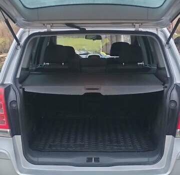 Серый Опель Зафира, объемом двигателя 1.6 л и пробегом 234 тыс. км за 7650 $, фото 5 на Automoto.ua