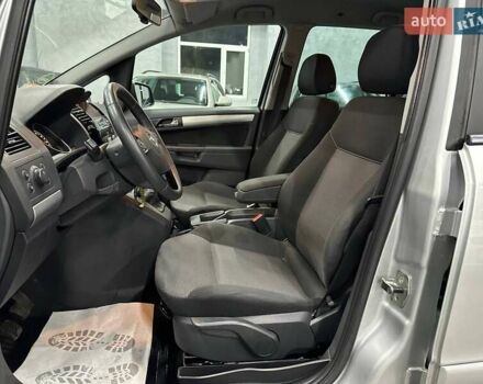 Серый Опель Зафира, объемом двигателя 1.6 л и пробегом 181 тыс. км за 7999 $, фото 11 на Automoto.ua