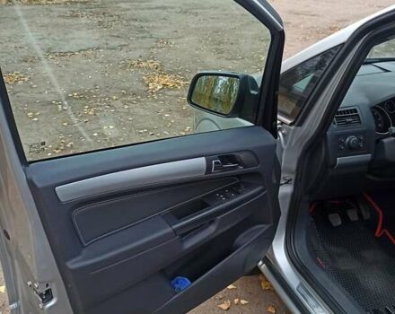 Серый Опель Зафира, объемом двигателя 1.69 л и пробегом 229 тыс. км за 7500 $, фото 2 на Automoto.ua