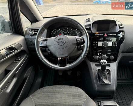 Серый Опель Зафира, объемом двигателя 1.8 л и пробегом 190 тыс. км за 7799 $, фото 6 на Automoto.ua