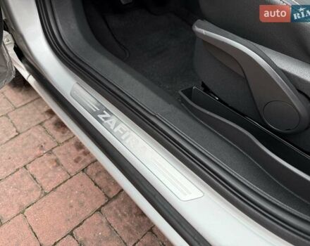 Серый Опель Зафира, объемом двигателя 1.7 л и пробегом 229 тыс. км за 8399 $, фото 83 на Automoto.ua