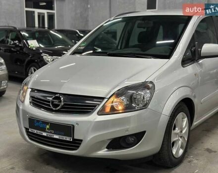 Серый Опель Зафира, объемом двигателя 1.6 л и пробегом 181 тыс. км за 7999 $, фото 2 на Automoto.ua