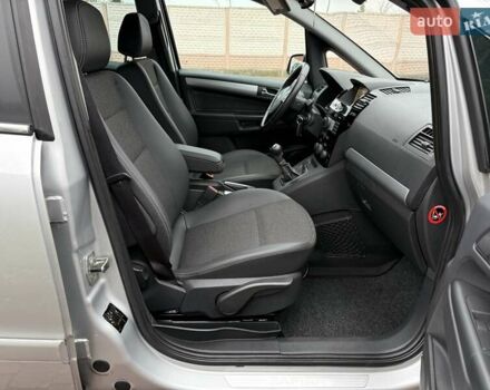 Серый Опель Зафира, объемом двигателя 1.7 л и пробегом 229 тыс. км за 8399 $, фото 122 на Automoto.ua