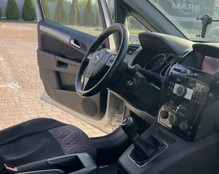 Серый Опель Зафира, объемом двигателя 1.7 л и пробегом 220 тыс. км за 6000 $, фото 4 на Automoto.ua