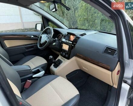 Серый Опель Зафира, объемом двигателя 1.8 л и пробегом 227 тыс. км за 7499 $, фото 2 на Automoto.ua