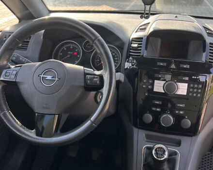 Серый Опель Зафира, объемом двигателя 1.7 л и пробегом 220 тыс. км за 6000 $, фото 3 на Automoto.ua