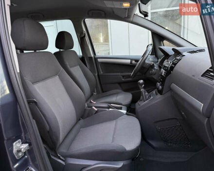 Серый Опель Зафира, объемом двигателя 1.6 л и пробегом 233 тыс. км за 7400 $, фото 42 на Automoto.ua