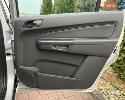 Серый Опель Зафира, объемом двигателя 1.7 л и пробегом 229 тыс. км за 8399 $, фото 147 на Automoto.ua