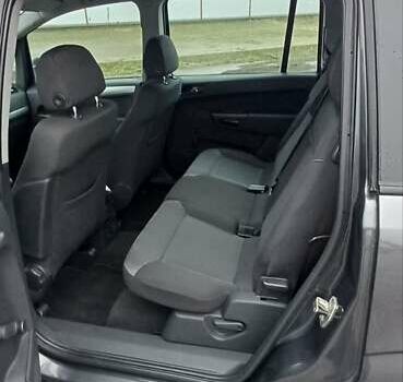 Серый Опель Зафира, объемом двигателя 1.6 л и пробегом 183 тыс. км за 7300 $, фото 3 на Automoto.ua