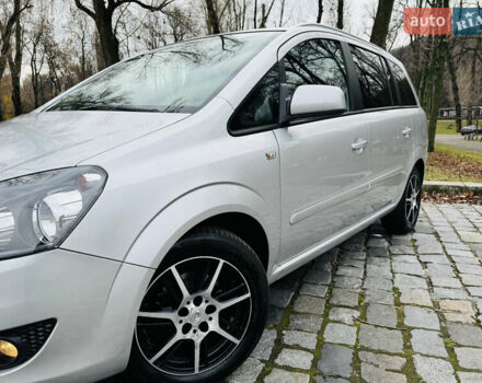 Серый Опель Зафира, объемом двигателя 1.6 л и пробегом 176 тыс. км за 7500 $, фото 3 на Automoto.ua