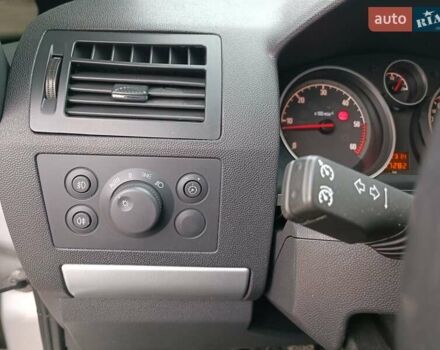 Серый Опель Зафира, объемом двигателя 1.69 л и пробегом 260 тыс. км за 8500 $, фото 6 на Automoto.ua